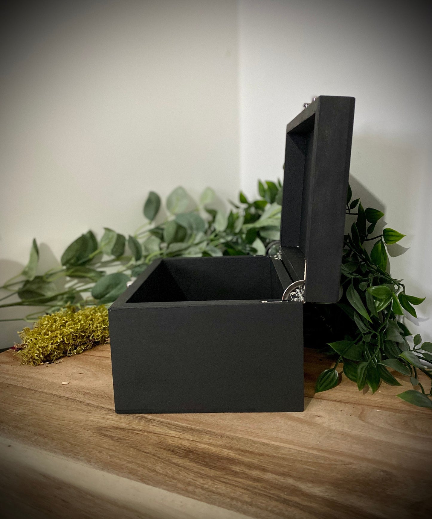 Black wooden box - Hand painted